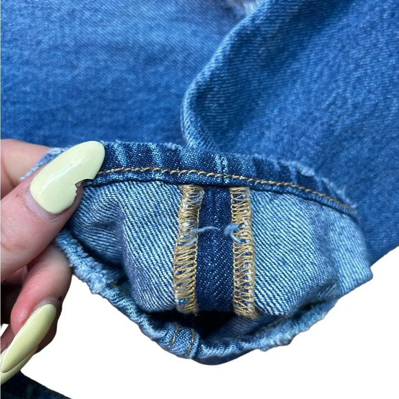 Levi’s Premium 80s Mom Jeans High Rise Tapered Distressed Size 26 x 30 Revolve - Picture 7 of 12